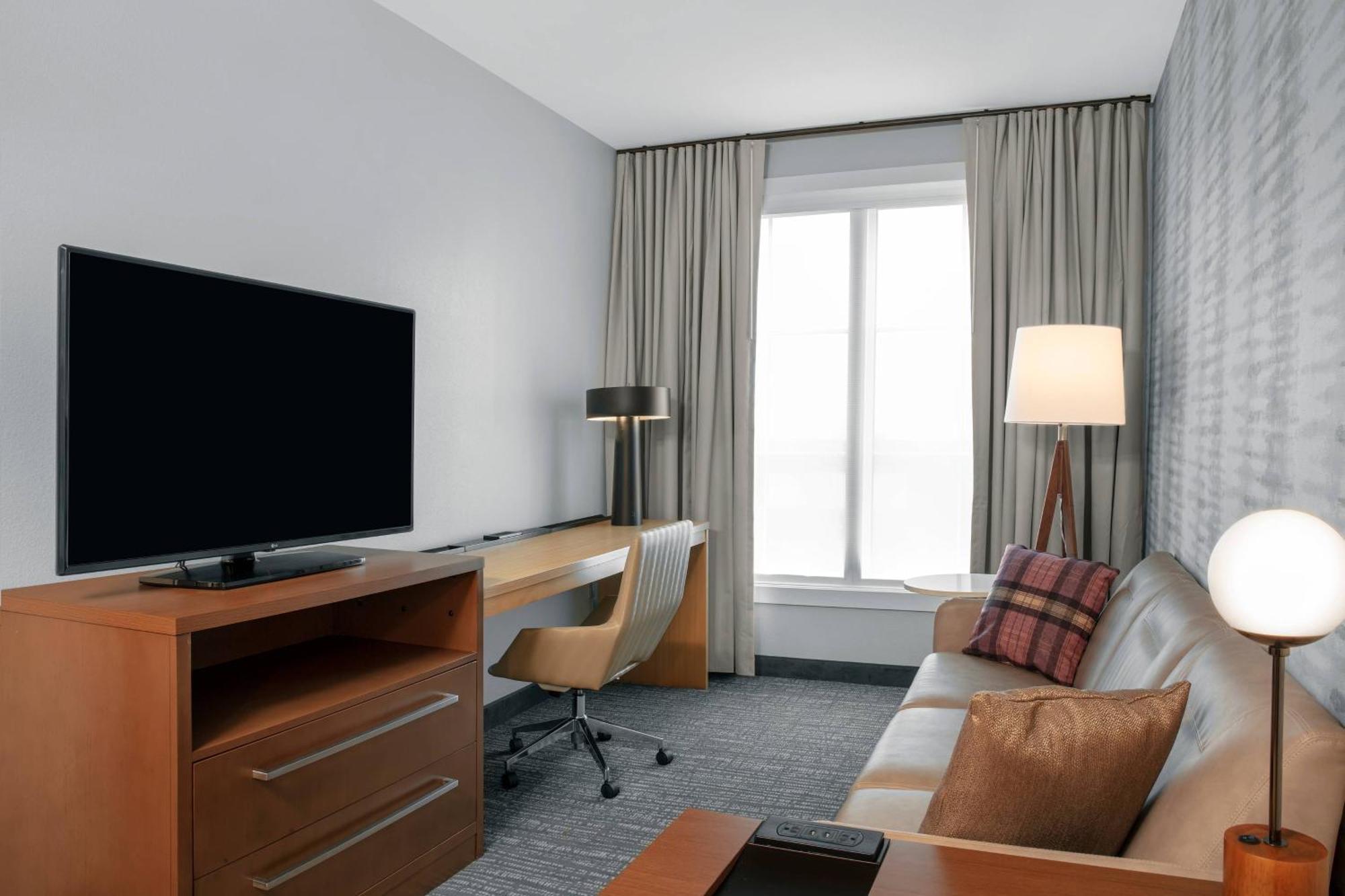 Hotel By Marriott Norwalk